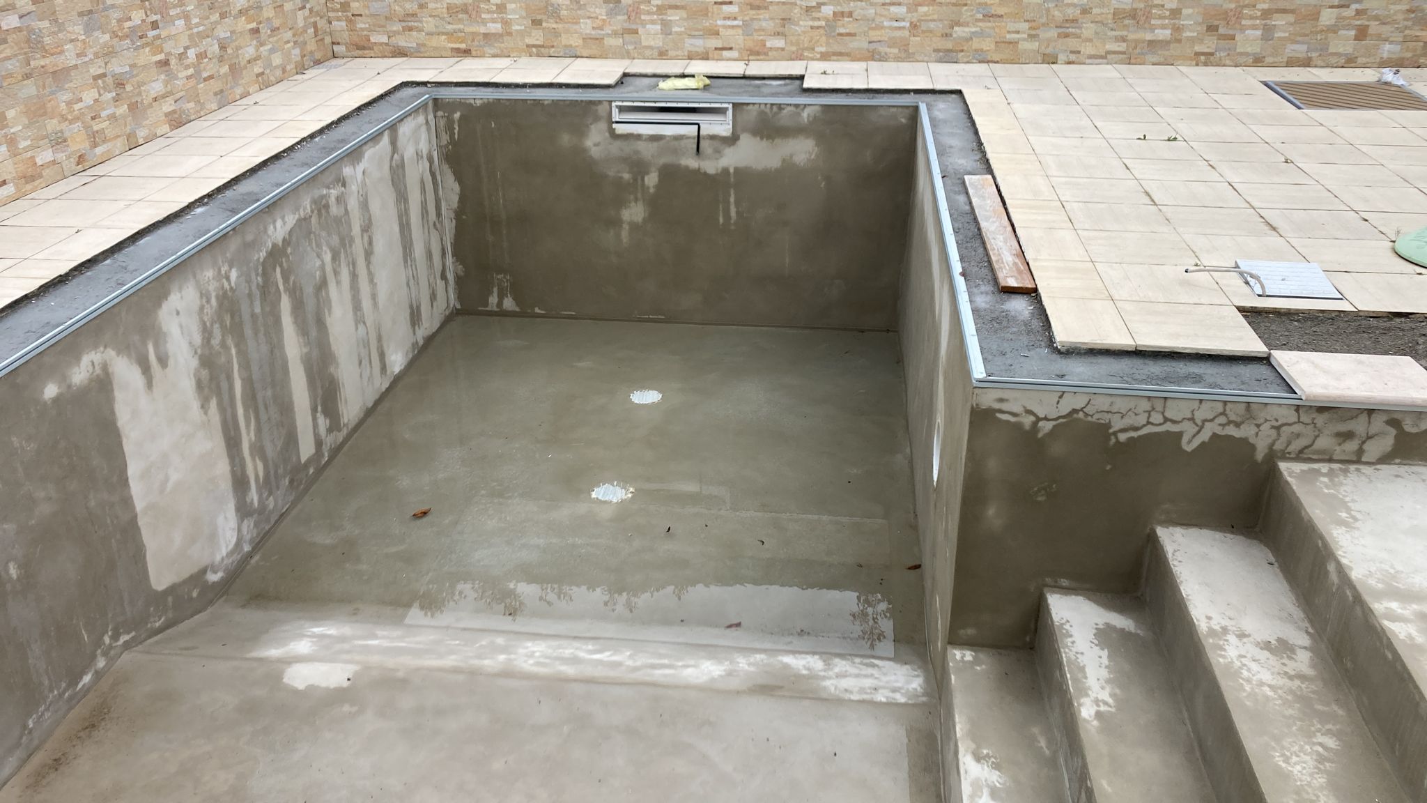 Piscina privata a skimmer - rimozione rivestimento ammalorato per ristrutturazione 